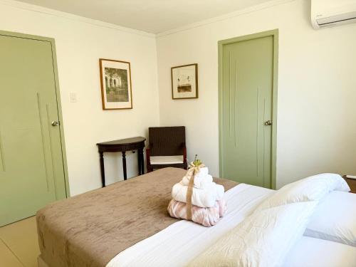 Ένα ή περισσότερα κρεβάτια σε δωμάτιο στο Mila's Authentic Family Getaway Aruba