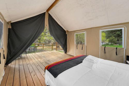 a bedroom with a bed in a tent at Riverside Colorado in Bellvue