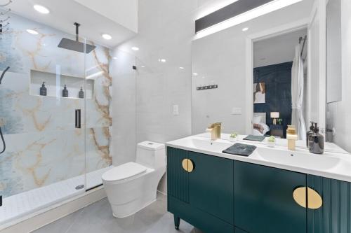 Ένα μπάνιο στο Luxury 3BR Backyard Oasis Close to NYC FirePit
