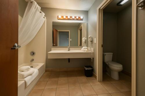 Ένα μπάνιο στο Sunnyside Inn and Suites