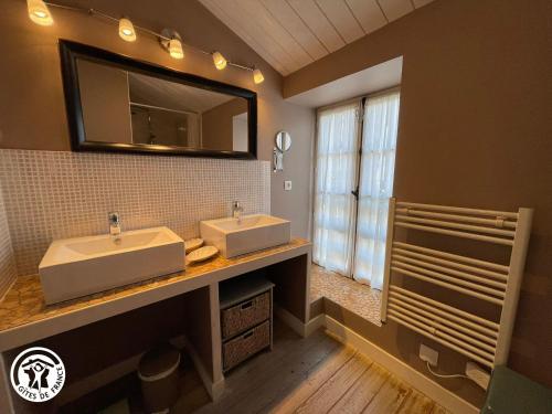 a bathroom with two sinks and a mirror at Gîte charmant et équipé avec terrasse, proche de la mer à Talmont-Saint-Hilaire - FR-1-426-328 in Talmont-Saint-Hilaire