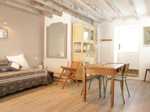 - une chambre avec une table, un lit et un bureau dans l'établissement Gîte chaleureux avec terrasse privative et vélos, proche Thalasso et plages - Talmont-Saint-Hilaire - FR-1-426-318, à Saint-Hilaire-de-Talmont