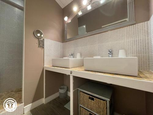 a bathroom with two sinks and a mirror at Gîte chaleureux avec terrasse privative et vélos, proche Thalasso et plages - Talmont-Saint-Hilaire - FR-1-426-318 in Talmont-Saint-Hilaire