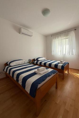Apartments with parking space Trogir - 24226