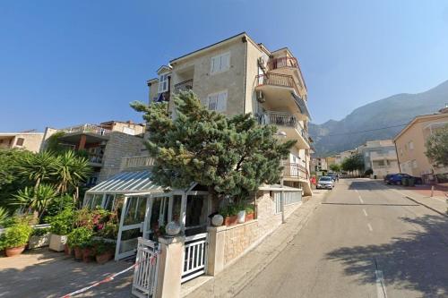 Apartments with WiFi Makarska - 24438