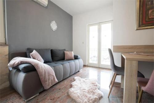 Apartments with WiFi Makarska - 24438