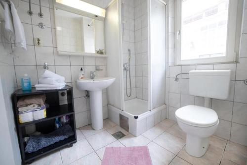 Apartments with WiFi Makarska - 24438