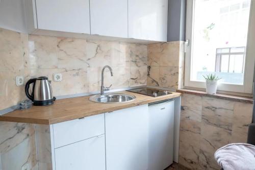 Apartments with WiFi Makarska - 24438