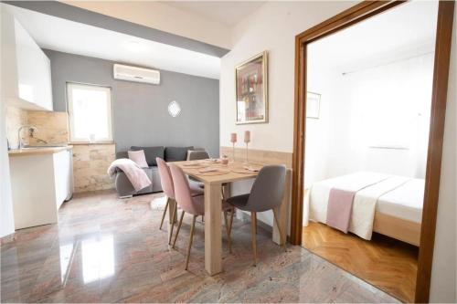 Apartments with WiFi Makarska - 24438