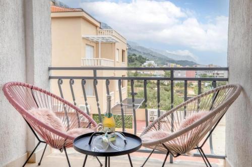 Apartments with WiFi Makarska - 24438