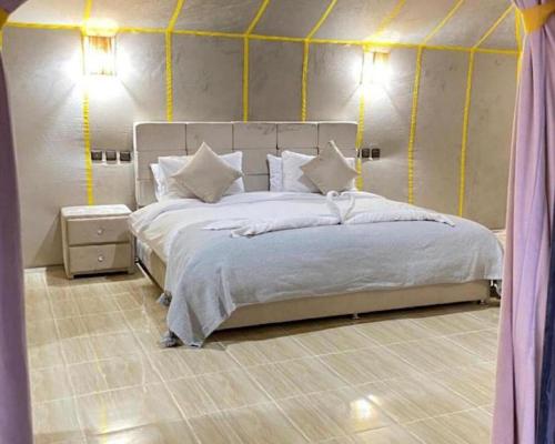 Postel nebo postele na pokoji v ubytování Luxurious Dream Camp