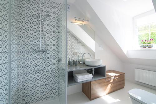 a bathroom with a shower and a sink at Apartamenty "Starówka" in Kazimierz Dolny
