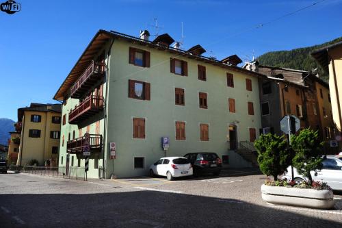 Photo de la galerie de l'établissement Appartamenti Violalpina - Piazza Costanzi, à Malè