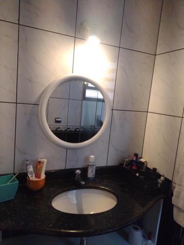 a bathroom with a sink and a mirror at Casa de praia sertãozinho in São Sebastião