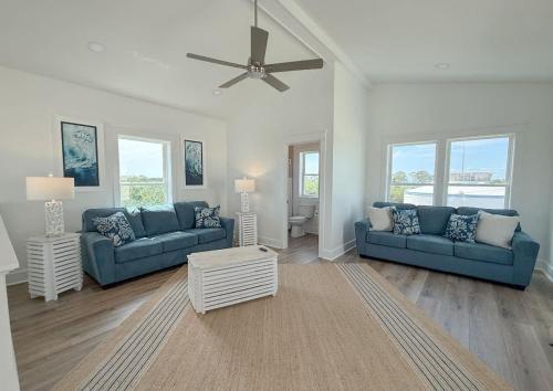 Χώρος καθιστικού στο Serenity by the Sea II St George Island Pool Home
