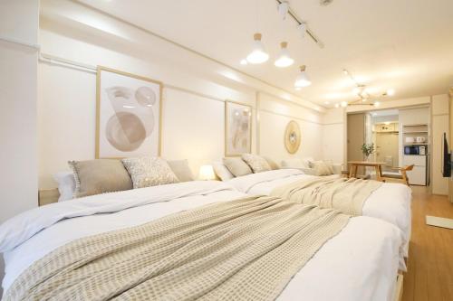 a group of four beds in a room at オグラビル 203 in Tokyo