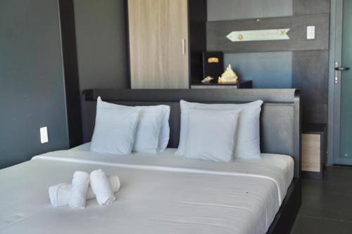 a bedroom with a bed with white sheets and pillows at Queen Sea Resort - Đảo Phú Quý in Cu Lao Thu