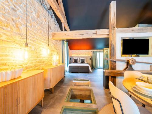 Ruang duduk di Holiday Home in Sainte-Cécile with Sauna