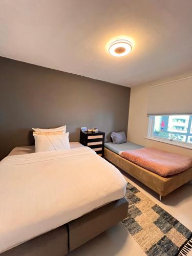 una camera da letto con due letti e una finestra di Luxury Service Apartment by Chanya ad Ålesund