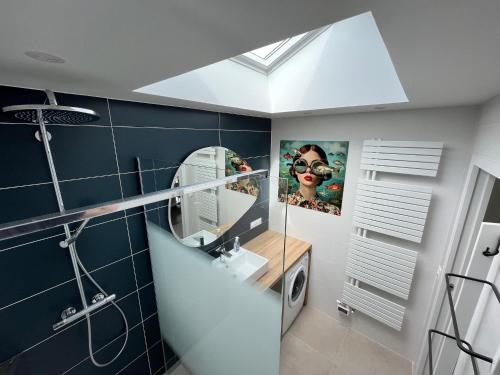 une salle de bain avec un lavabo et un miroir dans l'établissement Holiday Home in Perros-Guirec Pink Granite Coast, à Perros-Guirec