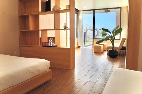 a bedroom with a bed and a potted plant at Queen Sea Resort - Đảo Phú Quý in Cu Lao Thu
