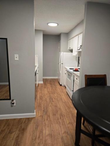 Η κουζίνα ή μικρή κουζίνα στο Cozy Condo1