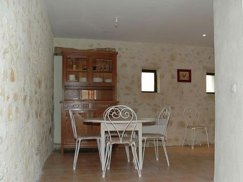une salle à manger avec une table et des chaises dans l'établissement Maison de caractère XVIIIe avec jardin privatif près d'Azay-le-Rideau, idéale pour randonnées et famille - FR-1-381-20, à Cheillé