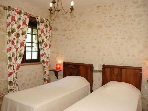 zwei Betten in einem Zimmer mit Fenster in der Unterkunft Maison XVIIIe avec grand jardin proche Azay-le-Rideau, WIFI - FR-1-381-20 in Cheillé