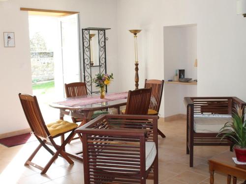 une salle à manger avec une table et des chaises dans l'établissement Gîte cosy en tuffeau, rénové, au cœur de la Touraine, proche châteaux, cour privative, vélos, non-fumeur - FR-1-381-209, à Savigny-en-véron