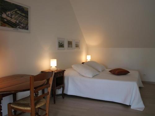 En eller flere senge i et værelse på Gîte cosy en tuffeau, rénové, au cœur de la Touraine, proche châteaux, cour privative, vélos, non-fumeur - FR-1-381-209