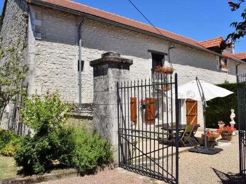 Gîte rural 1 chambre, cour close, équipements bébé, Wi-Fi, proche mini-golf, non fumeur, tout inclus - FR-1-381-24