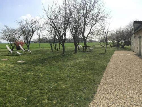 Gallery image of Gîte de charme du XVIIIe avec jardin, proche des châteaux et vignobles de Touraine, équipements inclus - FR-1-381-365 in Betz-le-Château