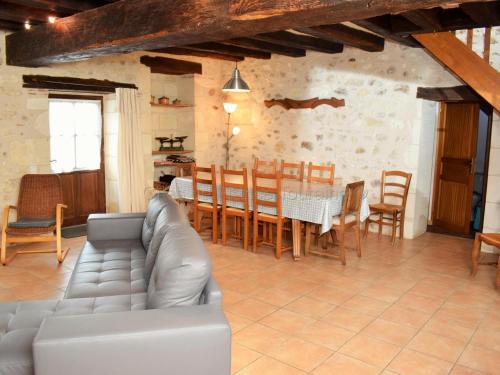 un salon avec un canapé, une table et des chaises dans l'établissement Gîte de charme du XVIIIe avec jardin, proche des châteaux et vignobles de Touraine, équipements inclus - FR-1-381-365, à Betz-le-Château