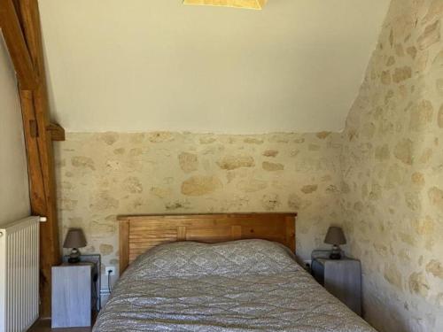 Ένα ή περισσότερα κρεβάτια σε δωμάτιο στο Gîte rural 3 niveaux avec jardin privé, à proximité des châteaux de la Loire - FR-1-381-169