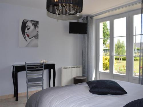 une chambre avec un lit, un bureau et une fenêtre dans l'établissement Maison rénovée au cœur des vignobles avec jardin, modernité et confort près des châteaux de la Loire - FR-1-381-168, à Bourgueil