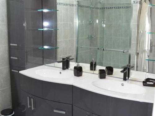 une salle de bain avec deux lavabos et un grand miroir dans l'établissement Maison rénovée au cœur des vignobles avec jardin, modernité et confort près des châteaux de la Loire - FR-1-381-168, à Bourgueil