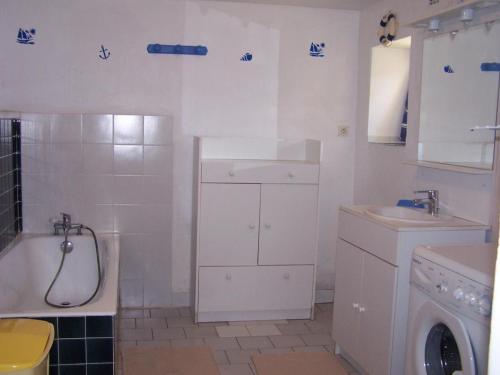 Ένα μπάνιο στο Gîte 18e avec piscine, jardin et équipements inclus, près des Châteaux de la Loire - FR-1-381-212