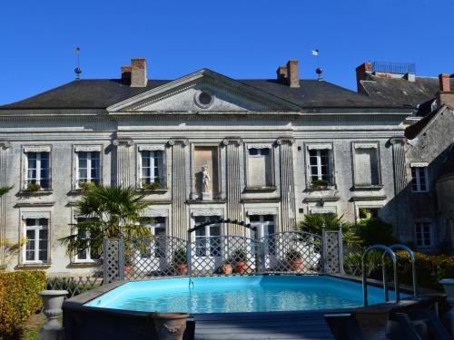 un grand bâtiment avec une piscine devant dans l'établissement Château Authentique avec Piscine Privée, Proche Châteaux de la Loire et Zoo de Beauval - FR-1-381-485, à Châtillon-sur-Indre