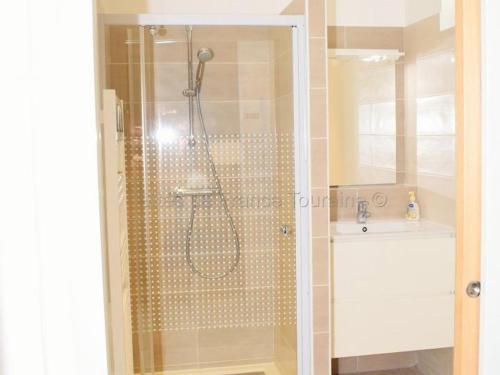 une salle de bain avec douche et lavabo dans l'établissement Charmante maison avec terrasse près des châteaux de la Loire, idéale pour familles et animaux acceptés - FR-1-381-154, à Limeray
