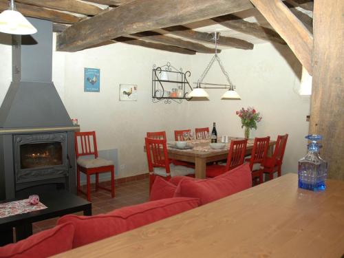 une salle à manger avec une table et une cheminée dans l'établissement Gîte calme au cœur de vignoble bio avec piscine, proche Azay-le-Rideau - FR-1-381-238, à Brizay