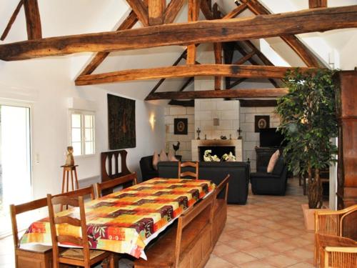 une chambre avec un lit et un salon dans l'établissement Gîte de charme près des Châteaux de la Loire avec jardin, terrasse et équipements pour familles - FR-1-381-359, à Azay-sur-Cher