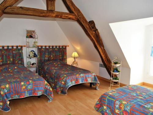 1 dormitorio en el ático con 2 camas y suelo de madera en Gîte de charme près des Châteaux de la Loire avec jardin, terrasse et équipements pour familles - FR-1-381-359, en Azay-sur-Cher
