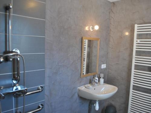 Ένα μπάνιο στο Grande maison moderne avec piscine à Tours, proche du centre-ville et de la Loire à Vélo - FR-1-381-231