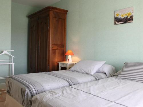 deux lits côte à côte dans une chambre dans l'établissement Maison de vacances de charme au cœur du Val de Loire, proche châteaux, jardin, tout équipée, Wi-Fi. - FR-1-381-486, à Lerné