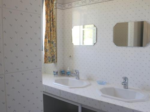 une salle de bain avec deux lavabos et un miroir dans l'établissement Maison de vacances de charme au cœur du Val de Loire, proche châteaux, jardin, tout équipée, Wi-Fi. - FR-1-381-486, à Lerné