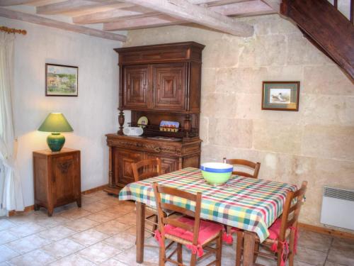 - une salle à manger avec une table et un bol dans l'établissement Charmant gîte paysan XIXe avec terrasse et jardin bordé par un ruisseau, à 1,5 km d'Azay-le-Rideau - FR-1-381-417, à Cheillé