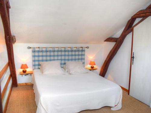 Postel nebo postele na pokoji v ubytování Charmant gîte paysan XIXe avec terrasse et jardin bordé par un ruisseau, à 1,5 km d'Azay-le-Rideau - FR-1-381-417