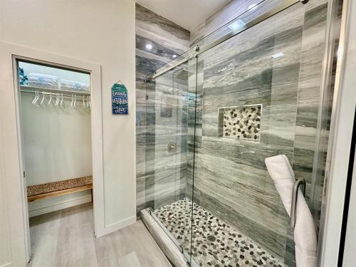 una ducha con puerta de cristal en un baño en Luxury - Southern Charm Home - Steps from Beach!, en South Padre Island