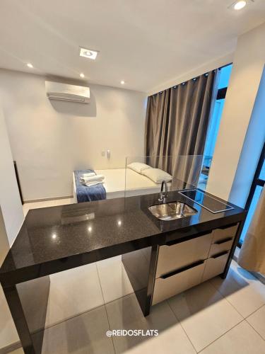 un baño con lavabo y bañera en Athos Bulcão - Coberturas Duplex By Rei dos Flats, en Brasilia