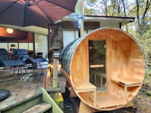 a circular sauna on a house with an umbrella at ホテル竜王ヴィレッヂ in Yamanouchi